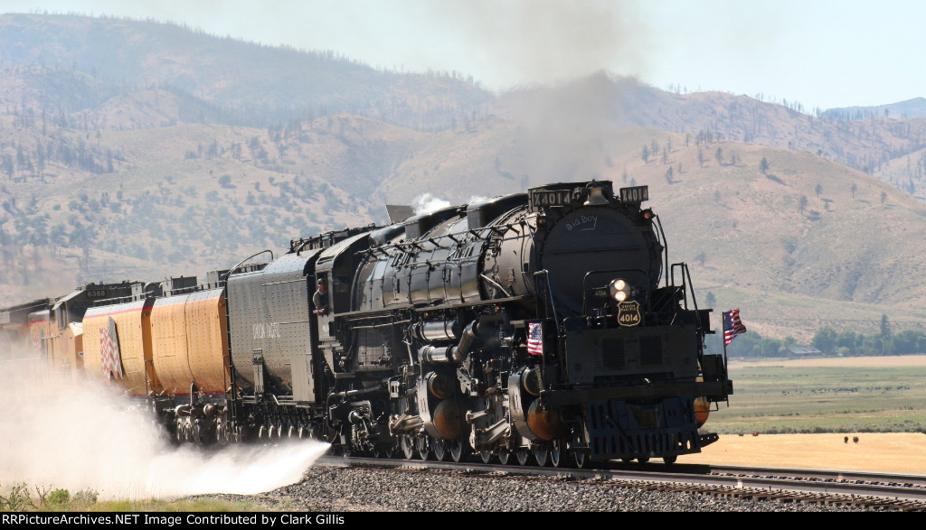 Looking good as she went by. I just recently learned about the factory worker who chalked on the "Big Boy" at the front of boiler at the Alco factory and the name stuck. A nice little touch.